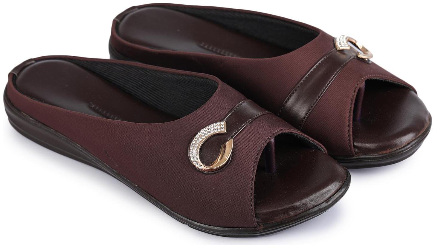 

Clouter hub Women Brown Sandals