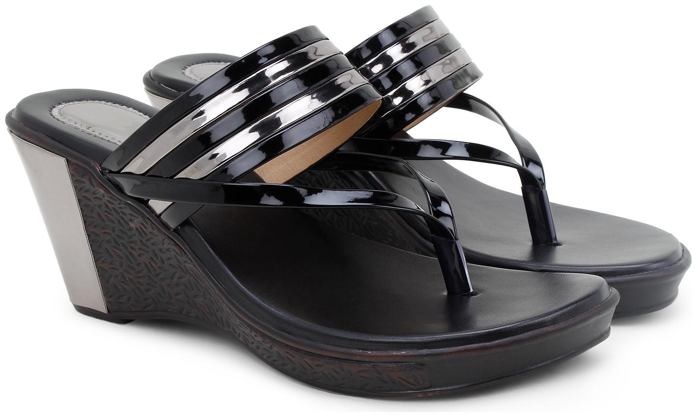 

Clouter hub Women Black Wedges