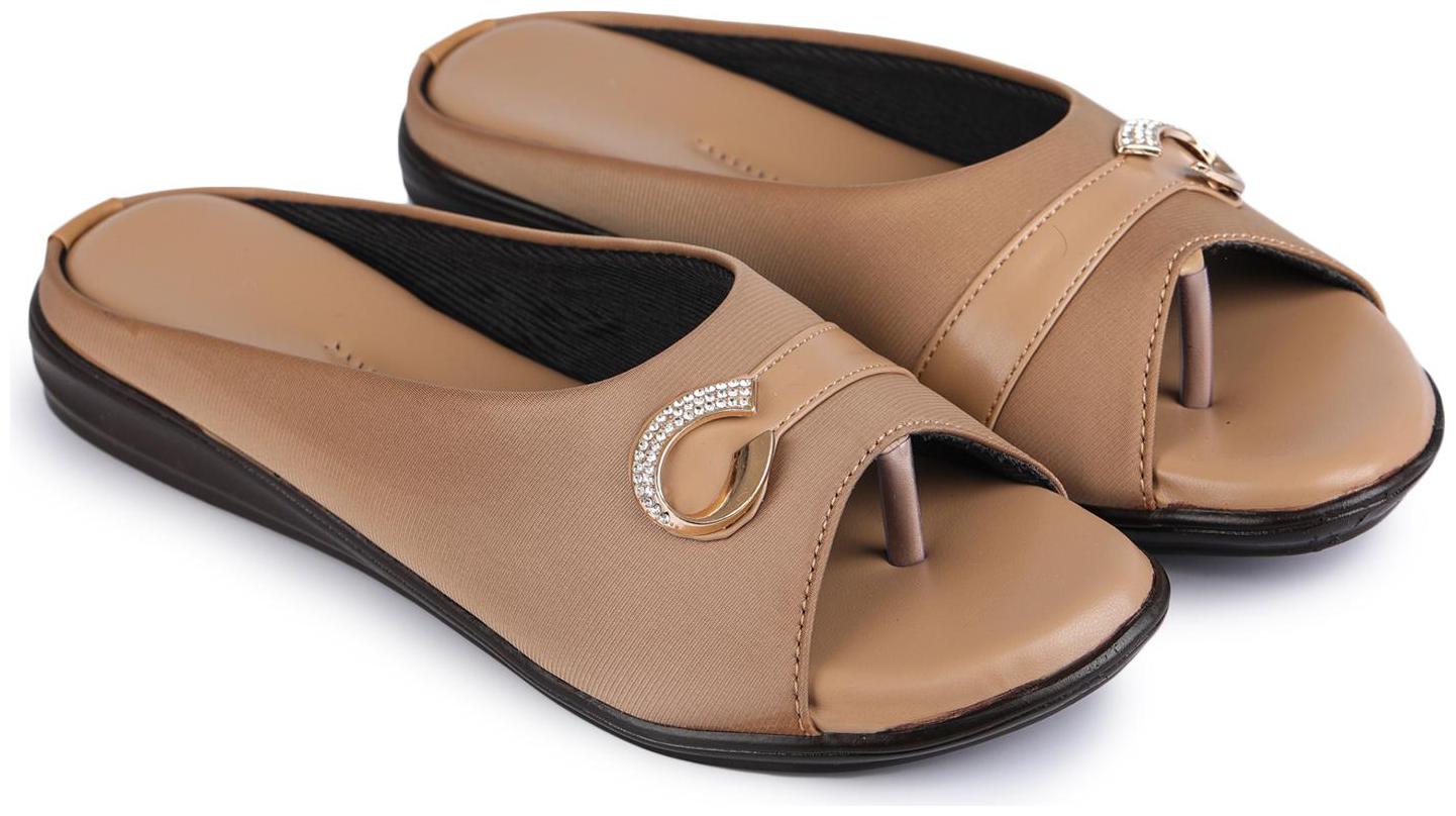 

Clouter hub Women Beige Sandals