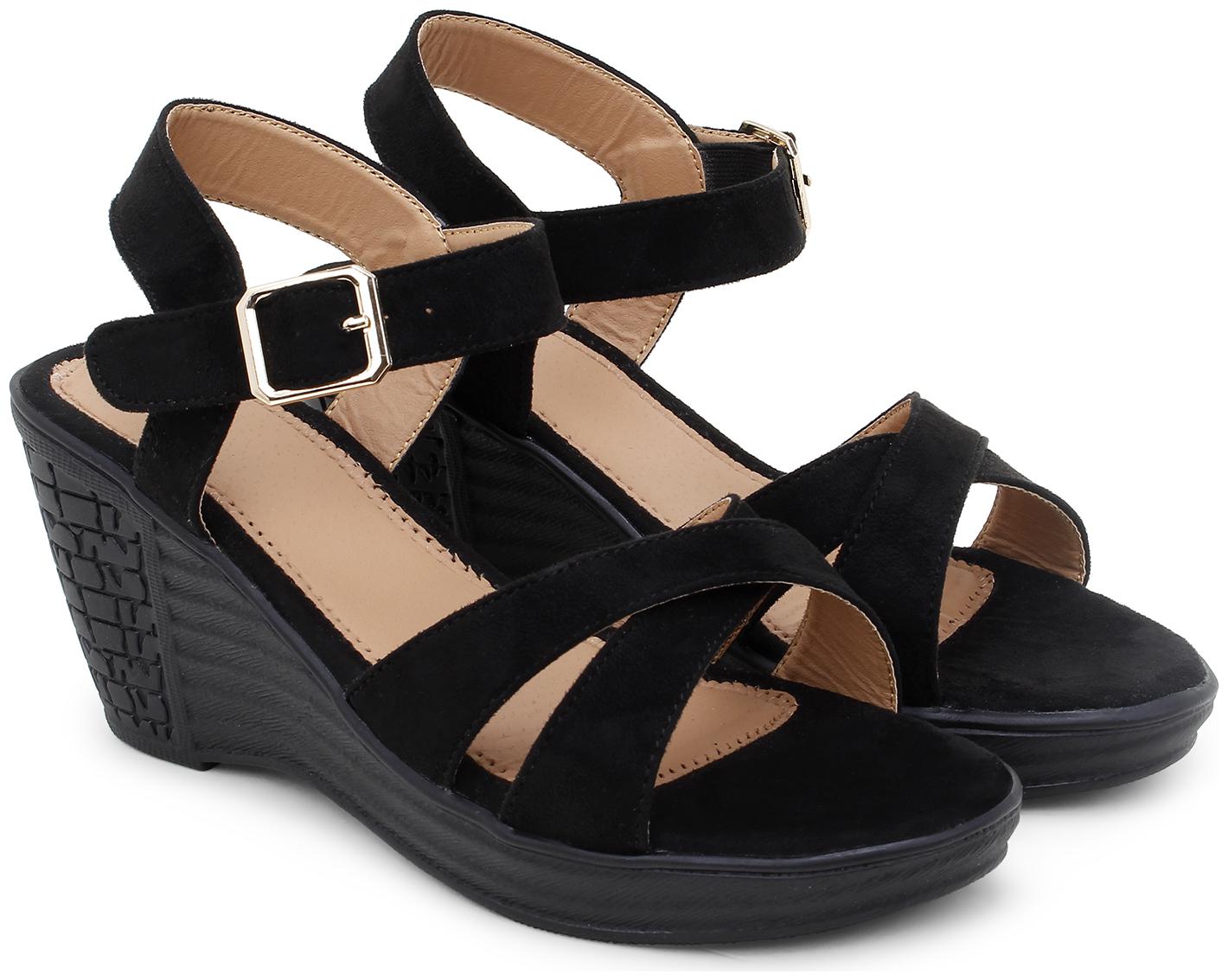 

Clouter hub Women Black Wedges