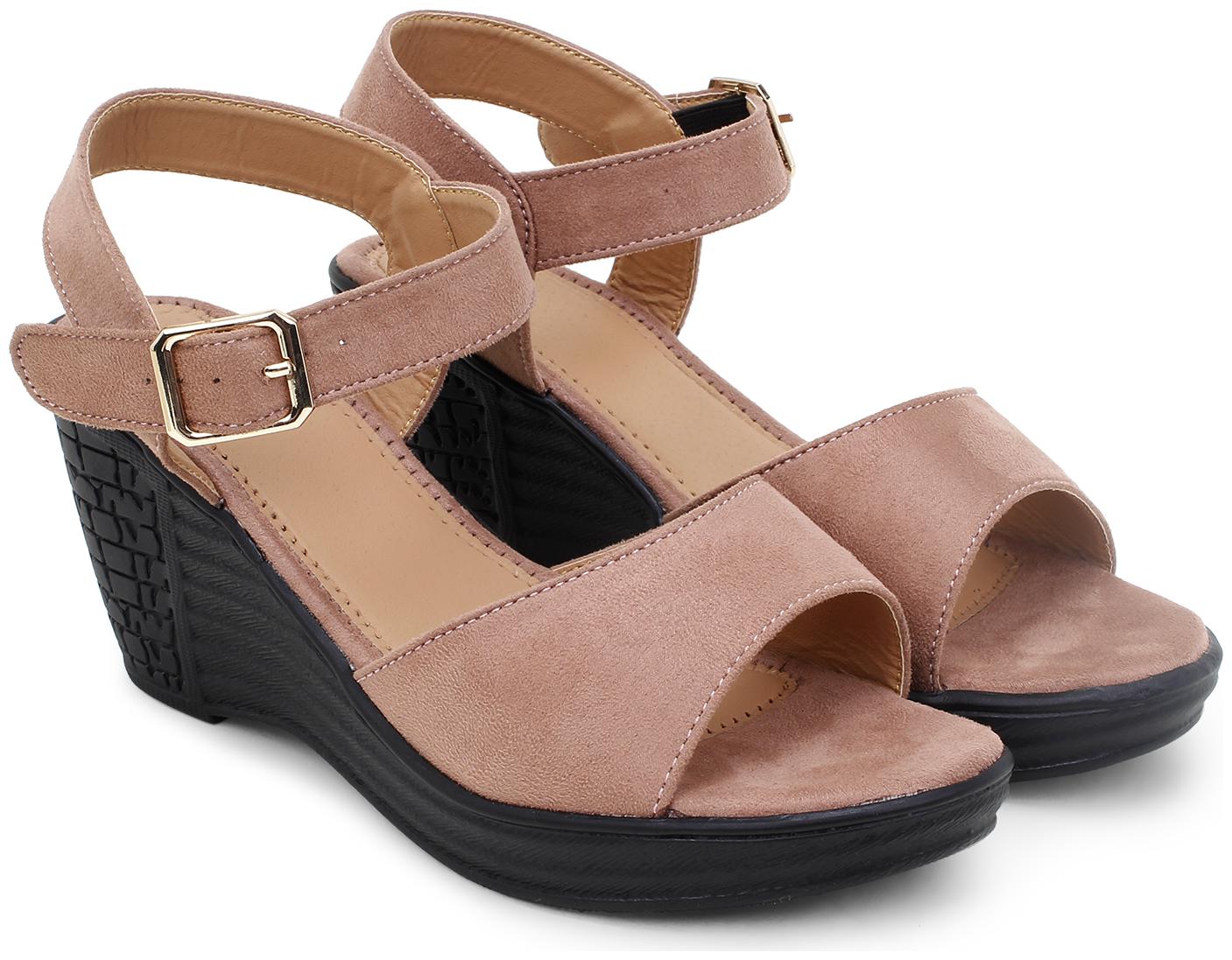 

Clouter hub Women Pink Wedges