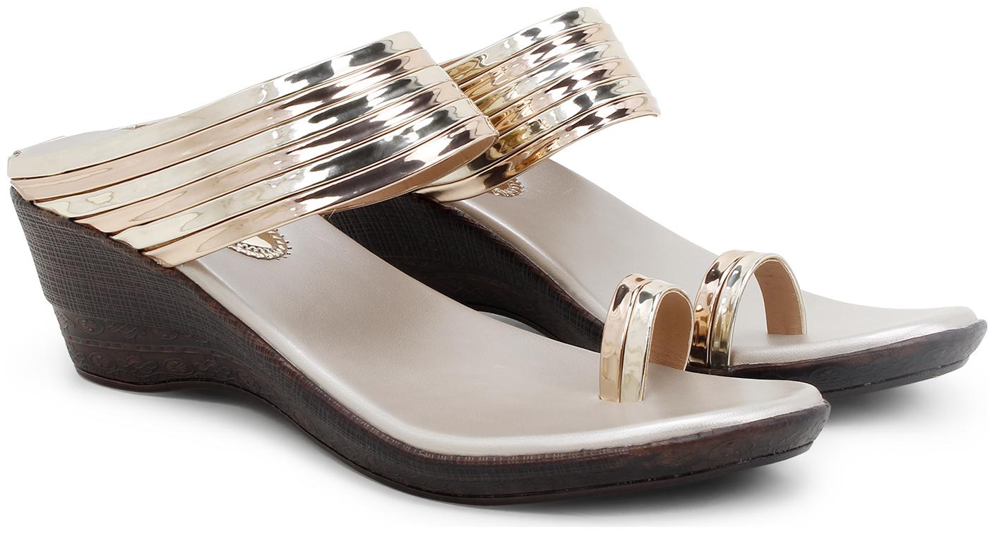 

Clouter hub Women Gold Wedges