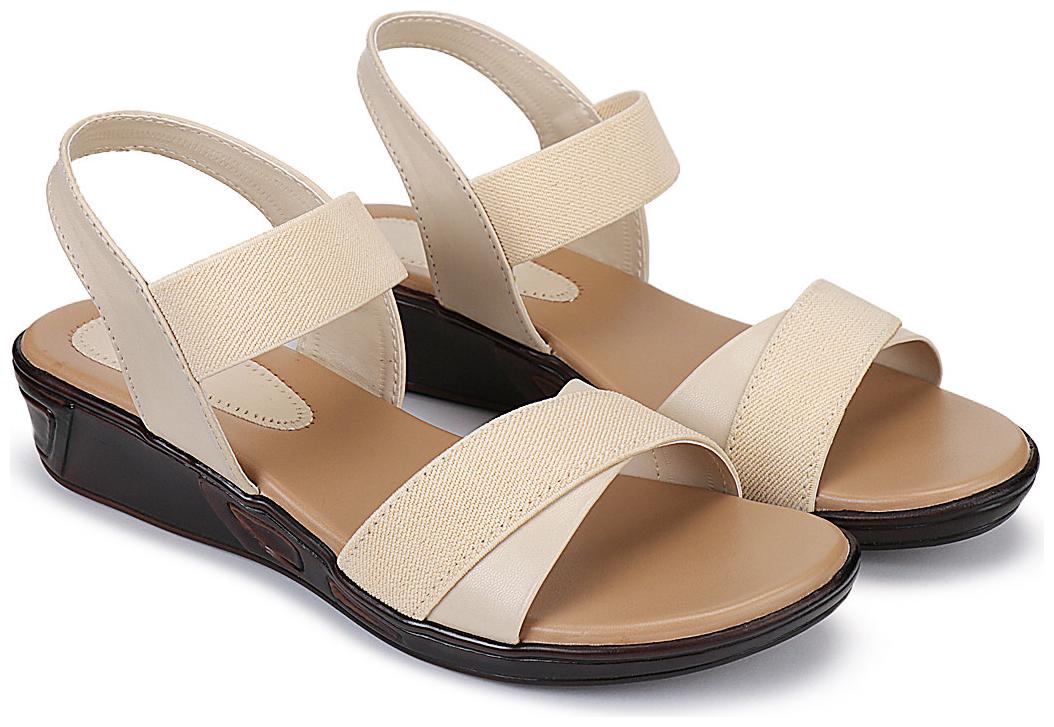 

Clouter hub Women Cream Sandals