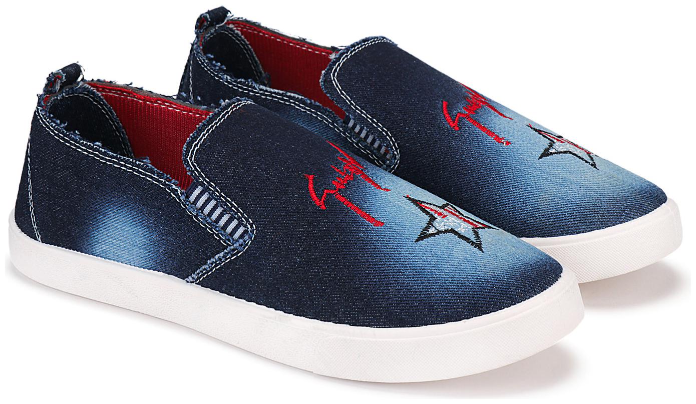 

Earton Men Blue Loafers