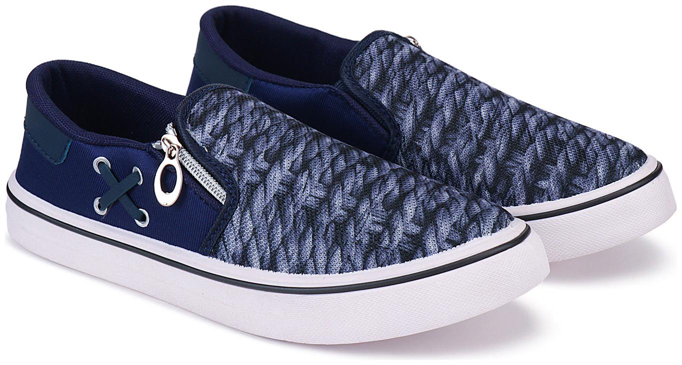 

Earton Men Blue Loafers