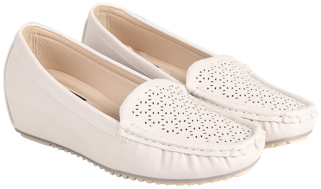 

Flat n Heels Women Beige Loafers