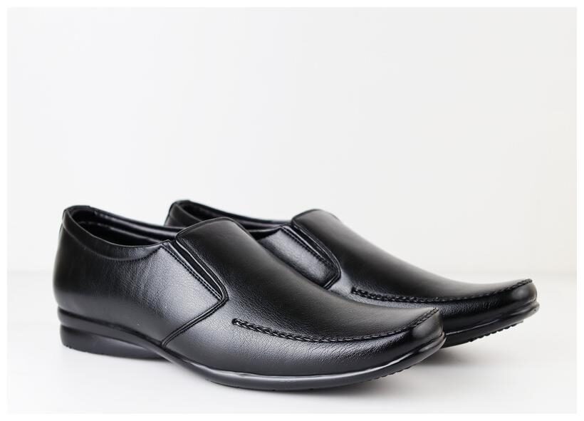 

HIKBI Men Black Slip-On Formal Shoes - 1123DSBK