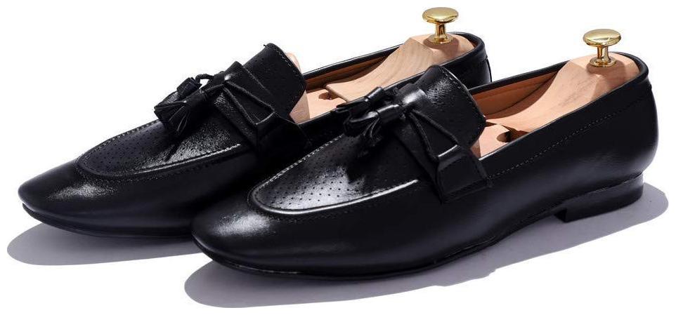 

HUSH BERRY Men Black Loafers