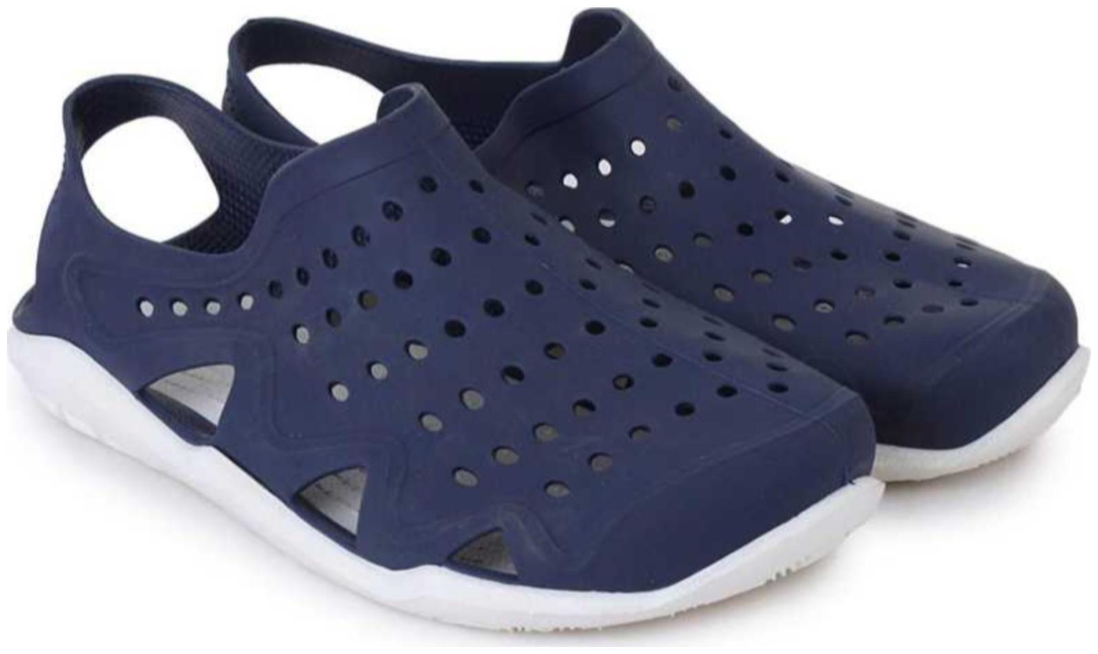 

KAPANI FASHION Men Blue Clogs