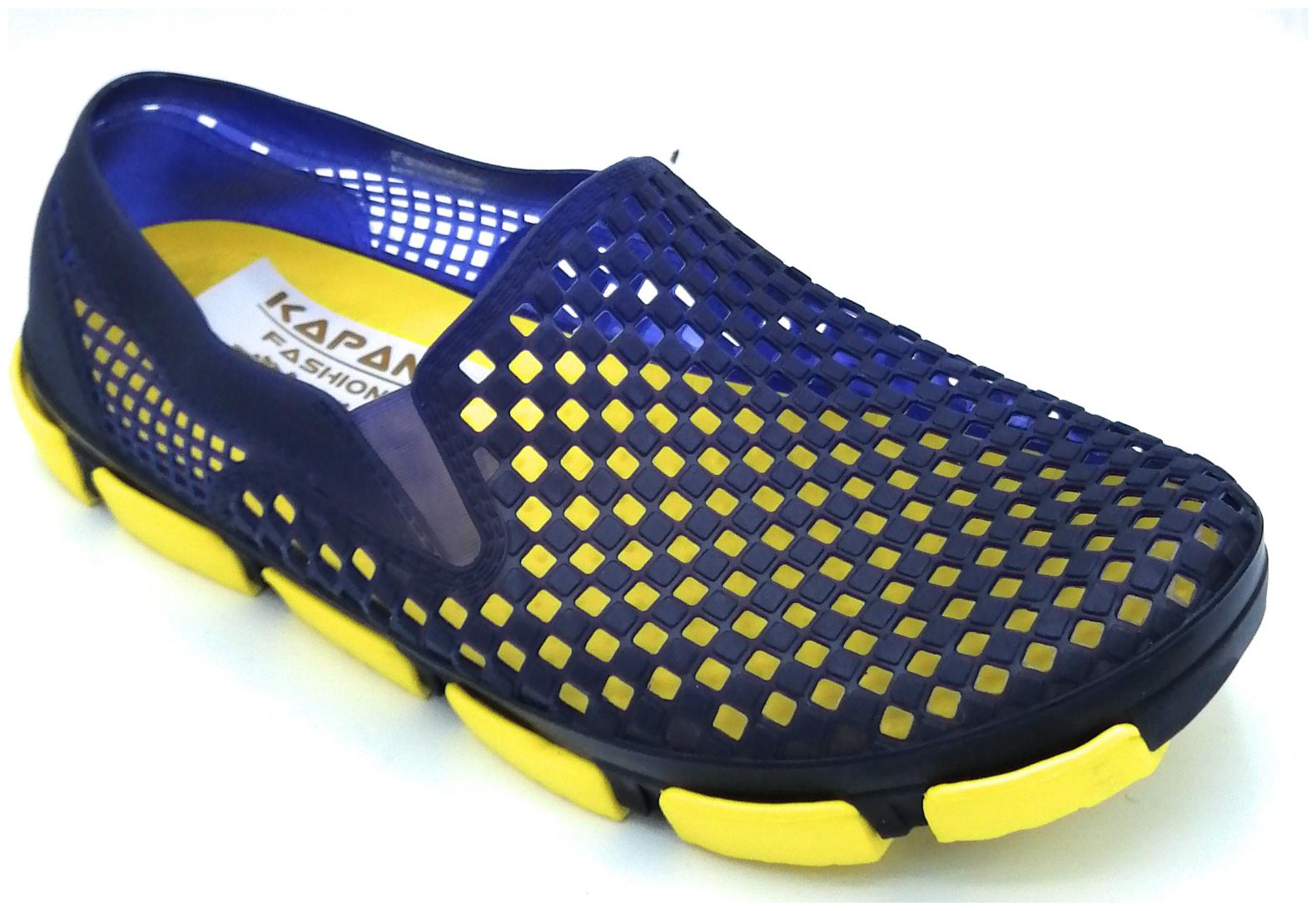 

KAPANI FASHION Men Yellow Clogs