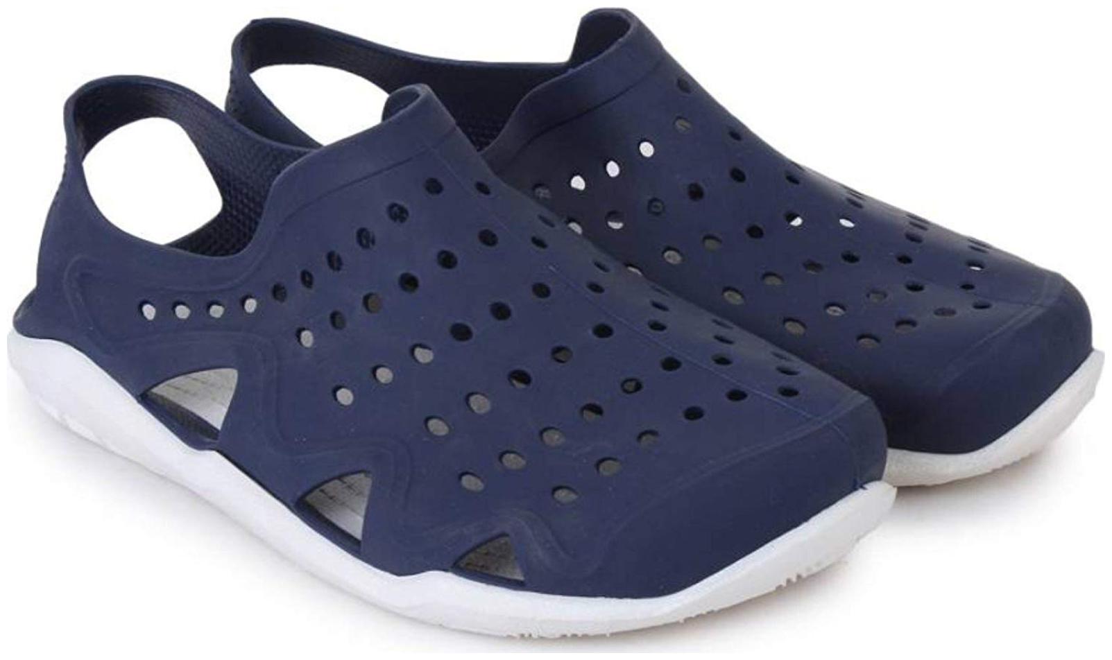 

KAPANI FASHION Men Blue Clogs