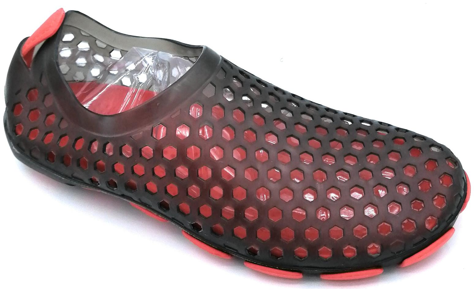 

KAPANI FASHION Men Red Clogs