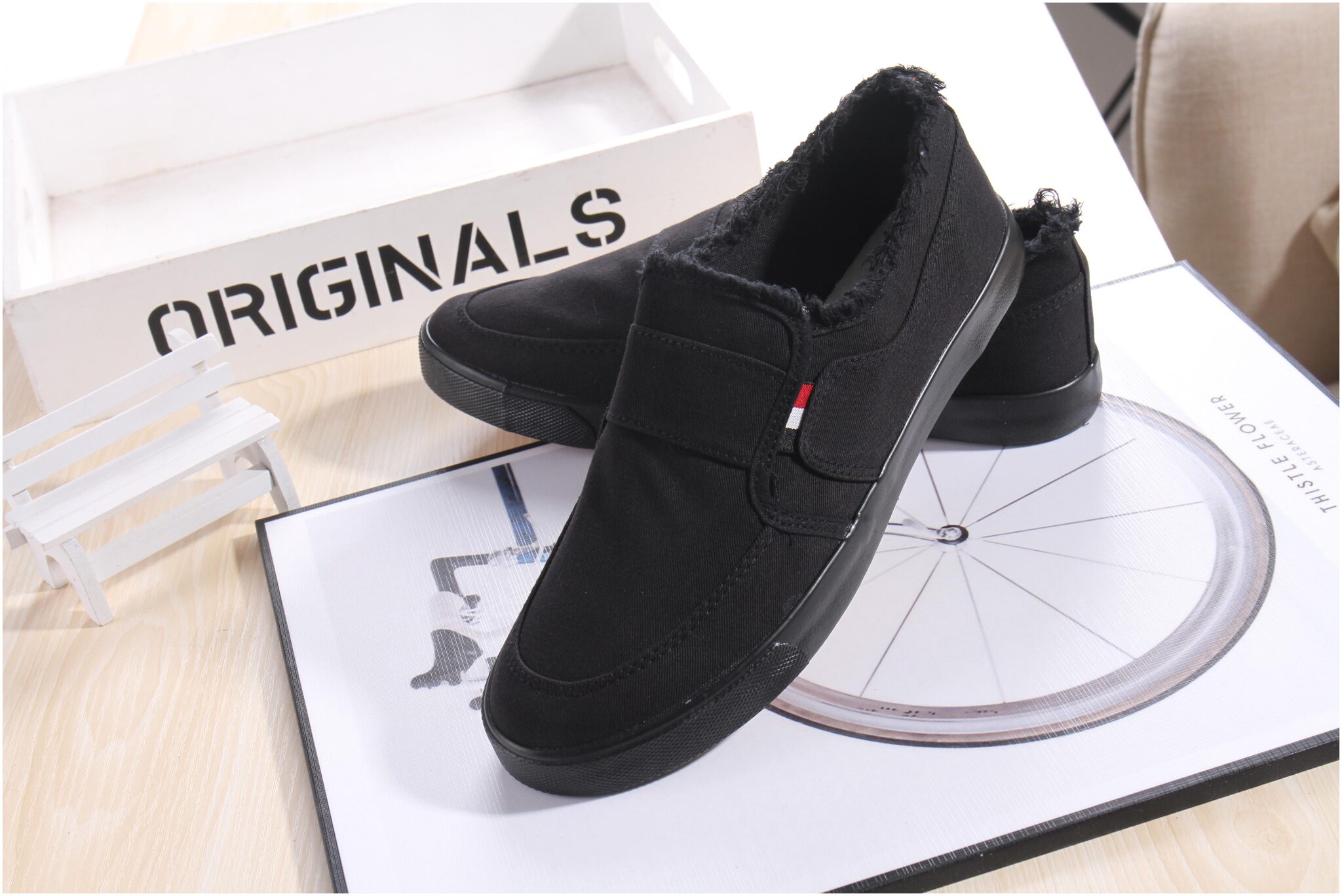 

Enso Men Black Sneakers