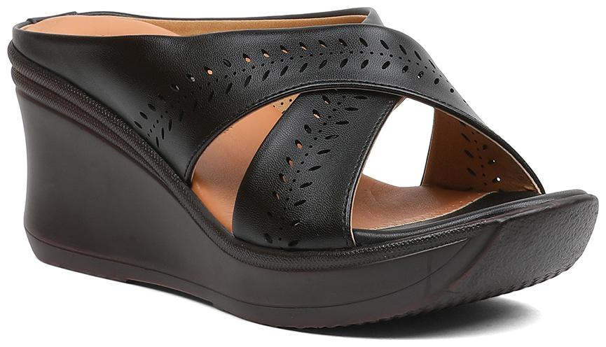 

PELLE ALBERO Women Black Wedges