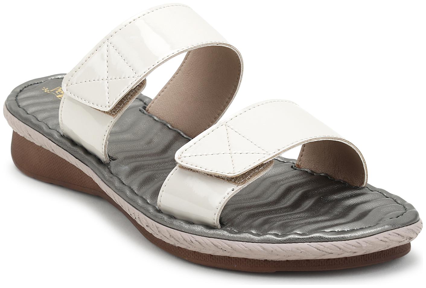 

Pepitoes Women Beige Sandals