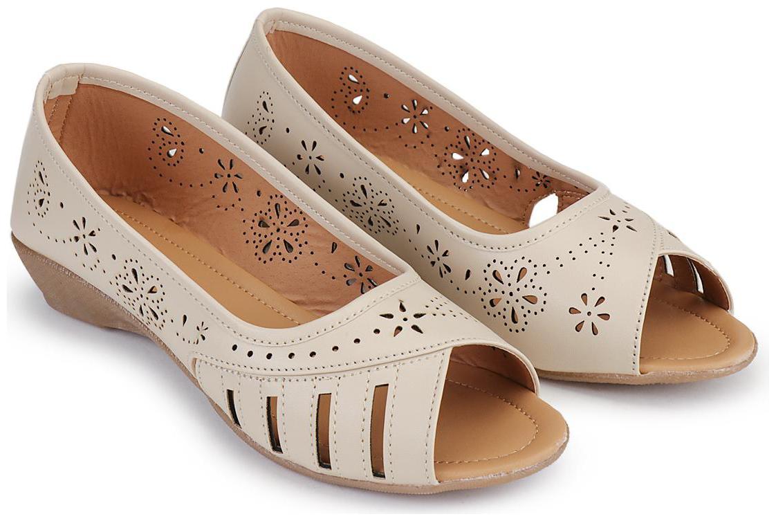 

RIMBOLL Women Cream Bellies