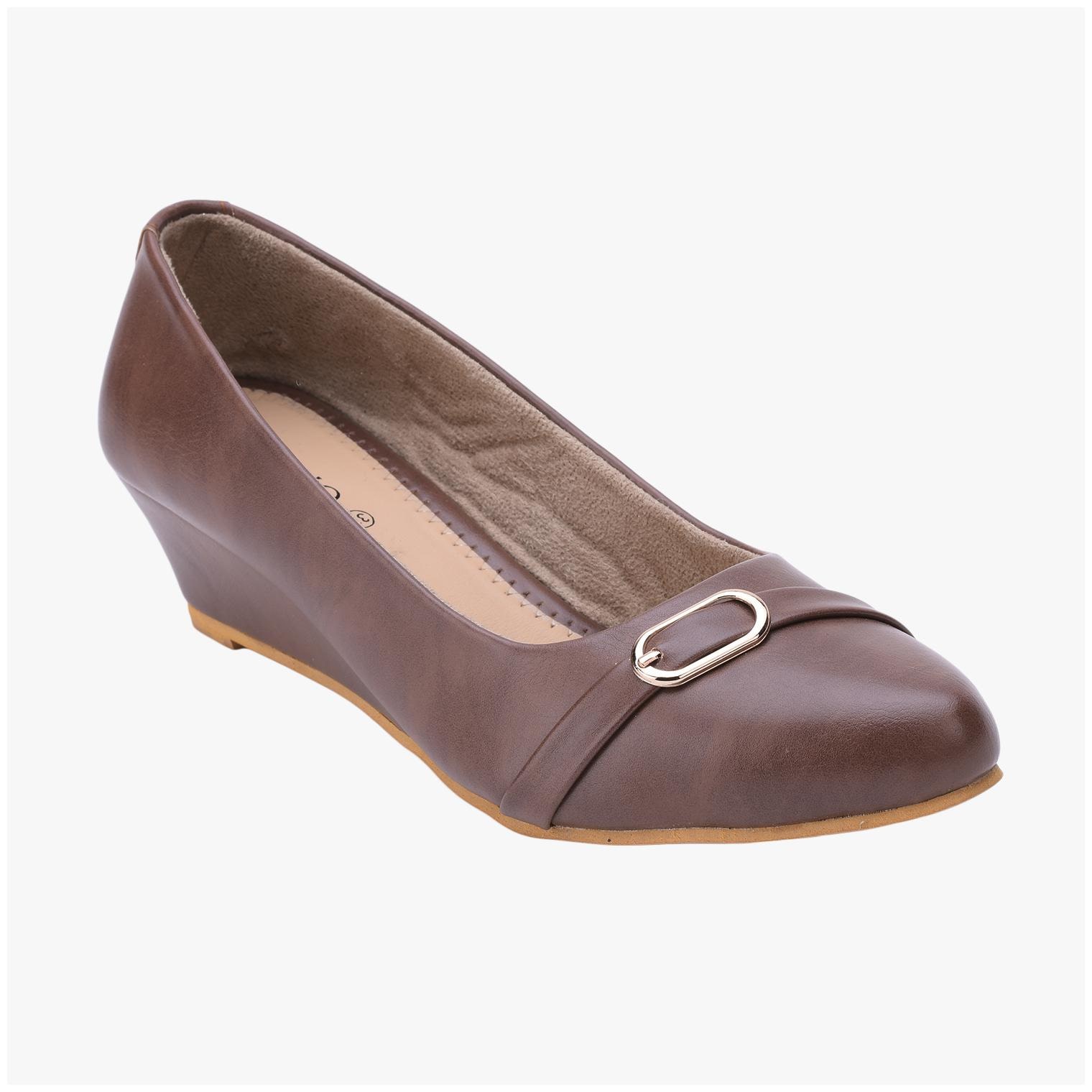 

SALARIO Women Brown Wedges