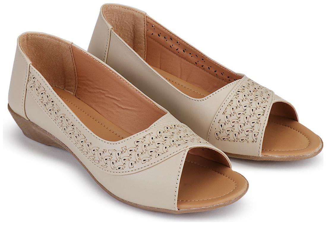 

RIMBOLL Women Cream Bellies