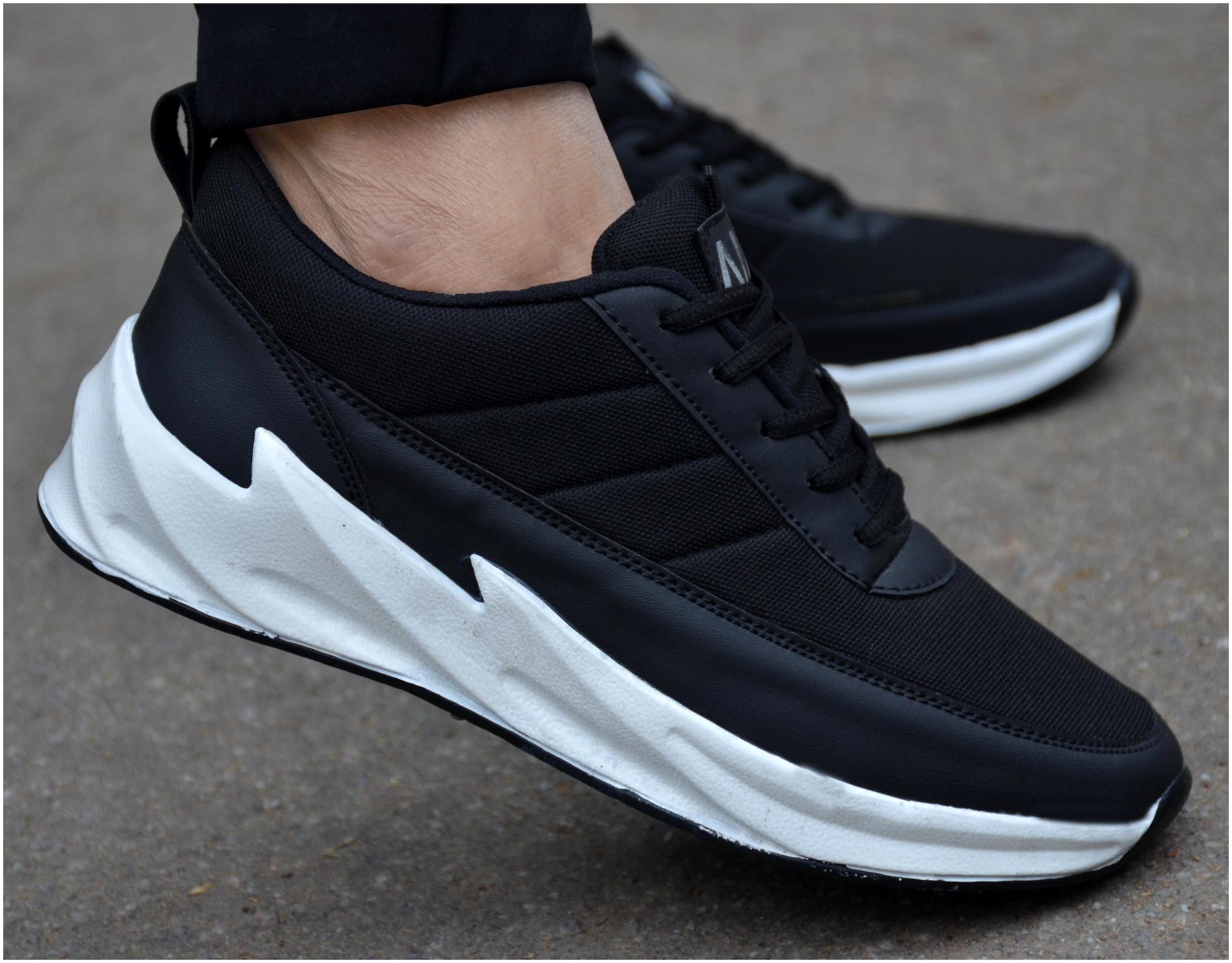 

Suson Men Running Shoes ( Black )