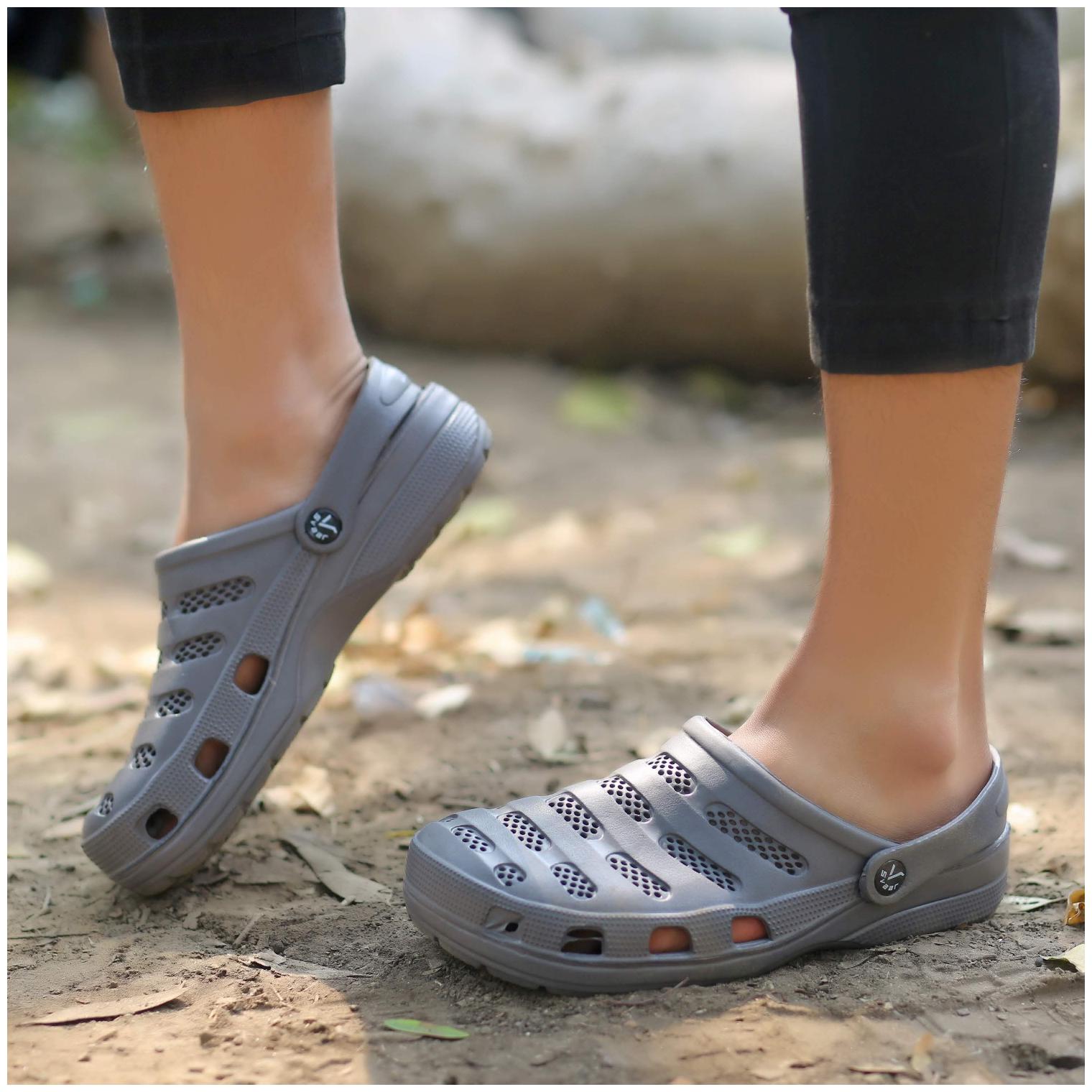 

SVAAR Men Grey Clogs