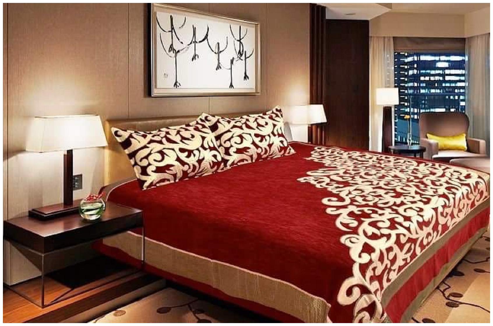 

Byloom Chenille Abstract Double Size Bedsheet 220 TC ( 1 Bedsheet With 2 Pillow Covers Maroon Beige )