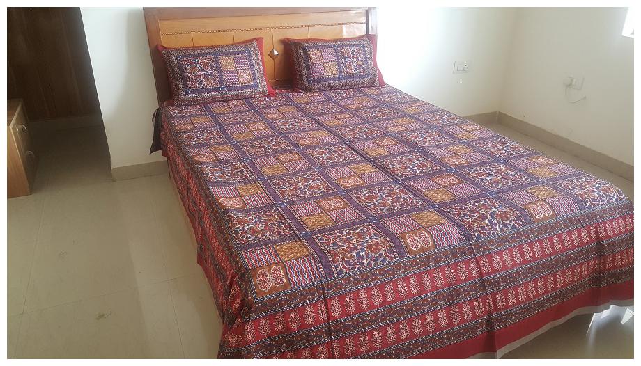

Decor The Casa Cotton Checkered Double Size Bedsheet 180 TC ( 1 Bedsheet With 2 Pillow Covers Assorted )