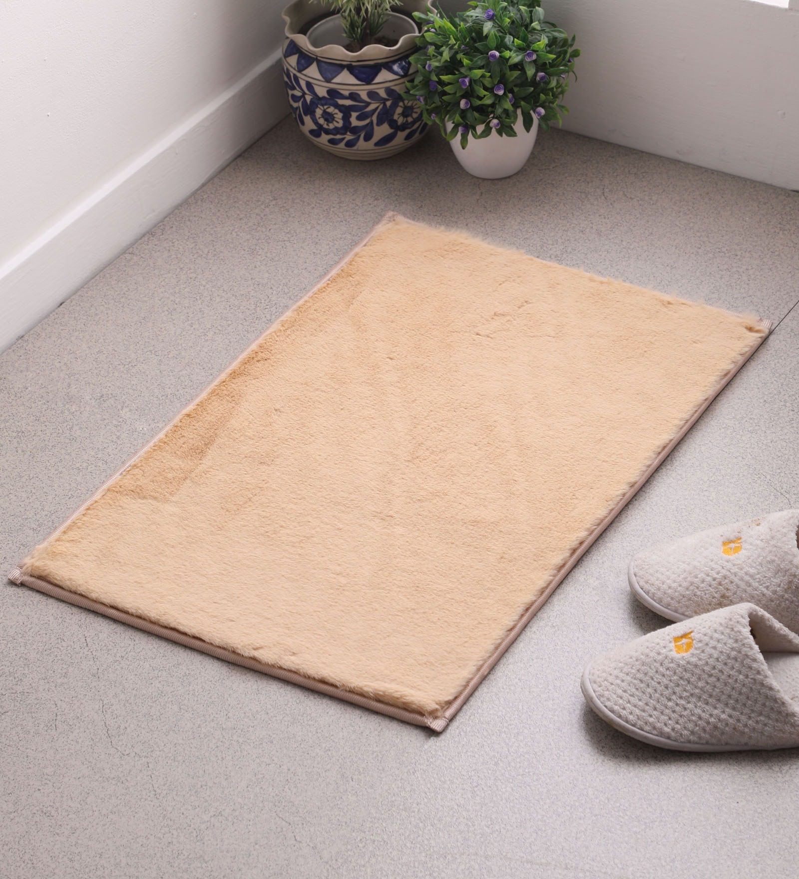 

Flooring India Gold Polyester Ruffle Solid 16x24 Inch Anti Skit Door Mat
