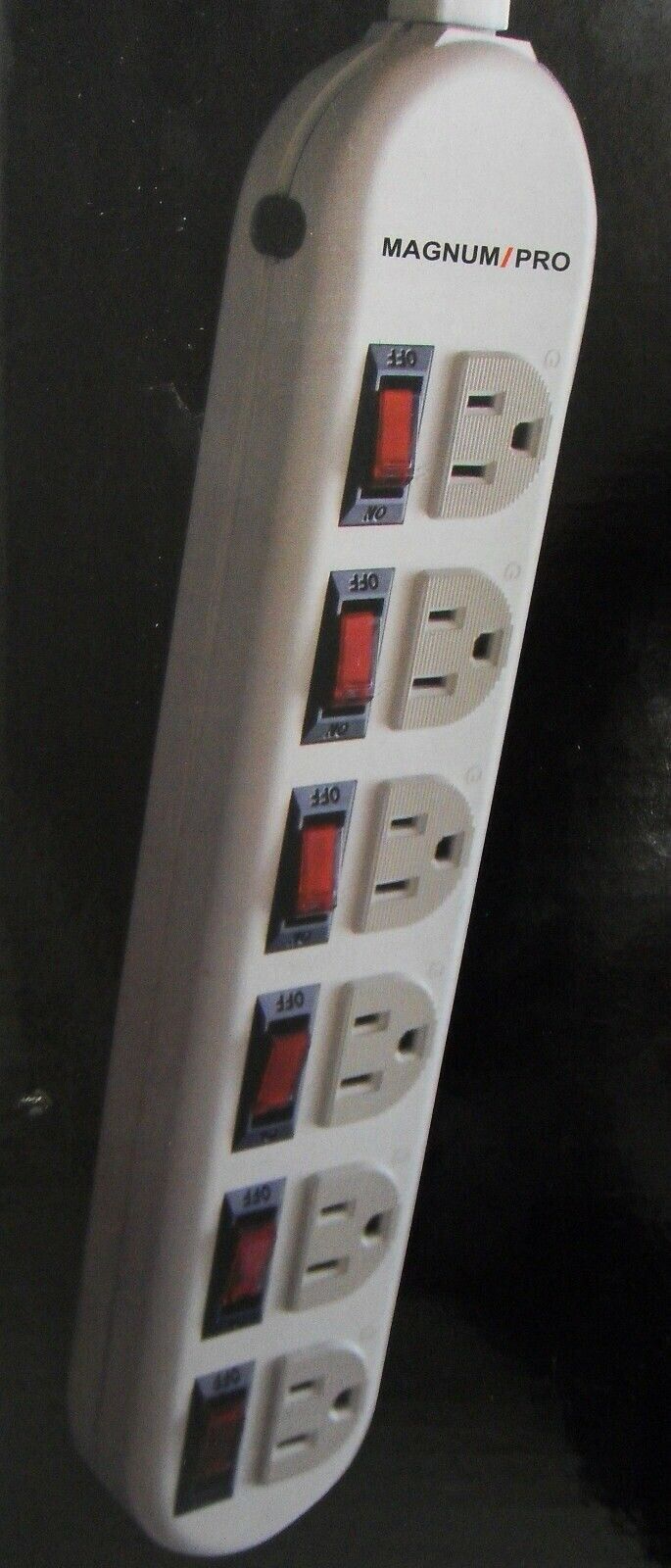 

MAGNUM PS200 6 Outlet Surge Protector With 90 Joules