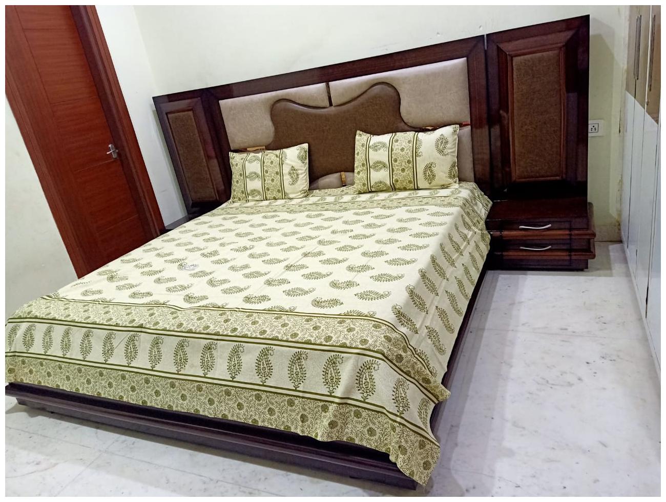 

Morado Cotton Floral Double Size Bedsheet 144 TC ( 1 Bedsheet With 2 Pillow Covers Multi )