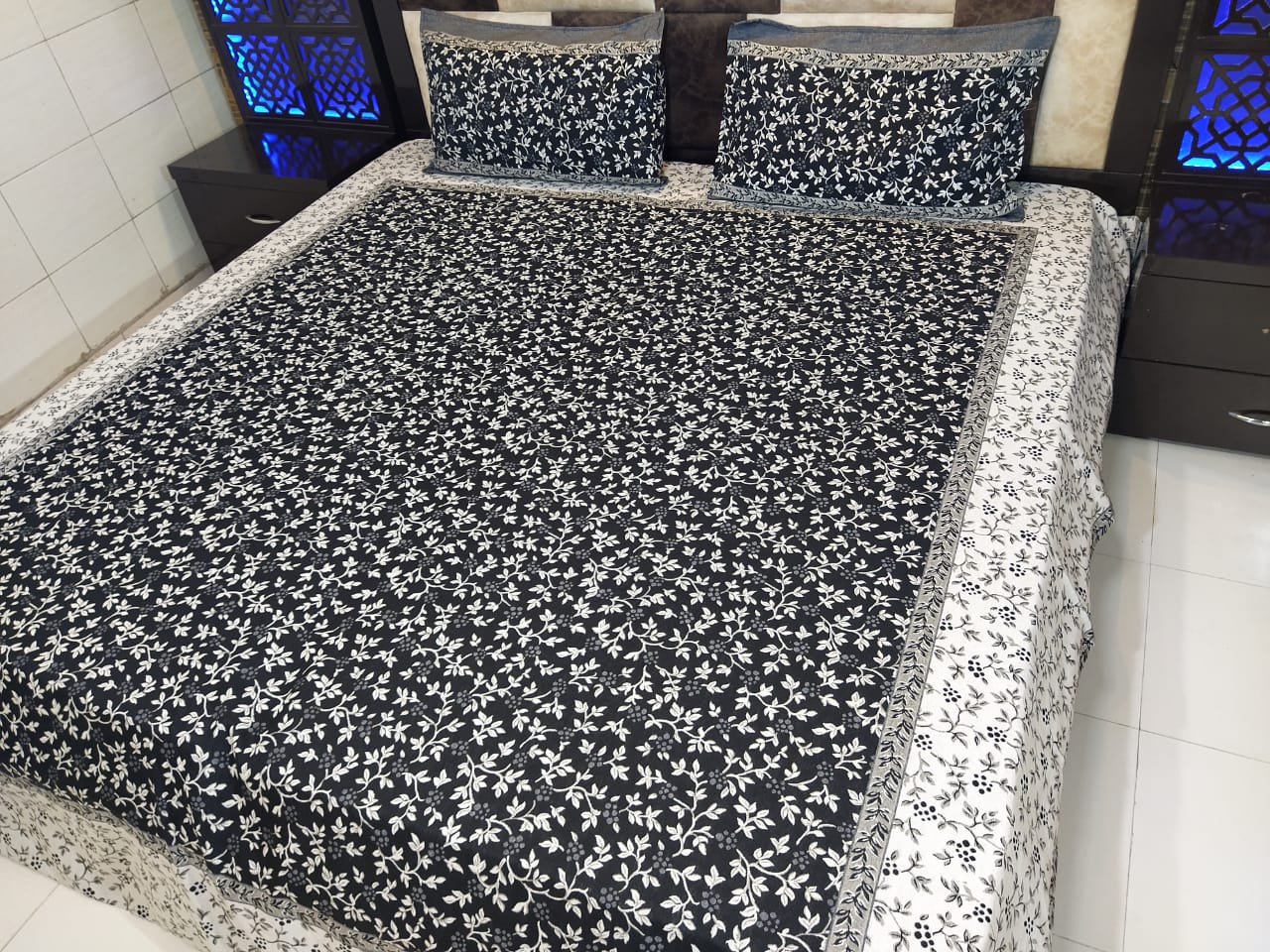 

Morado Cotton Floral Double Size Bedsheet 144 TC ( 1 Bedsheet With 2 Pillow Covers Black )