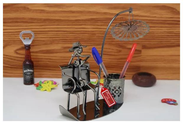 

Onlineshoppee Metal Bandsman Stationery Holder