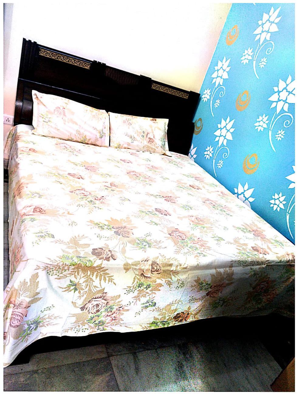 

SATVIK TRADING CO Cotton Floral King Size Bedsheet 200 TC ( 1 Bedsheet With 2 Pillow Covers Cream )