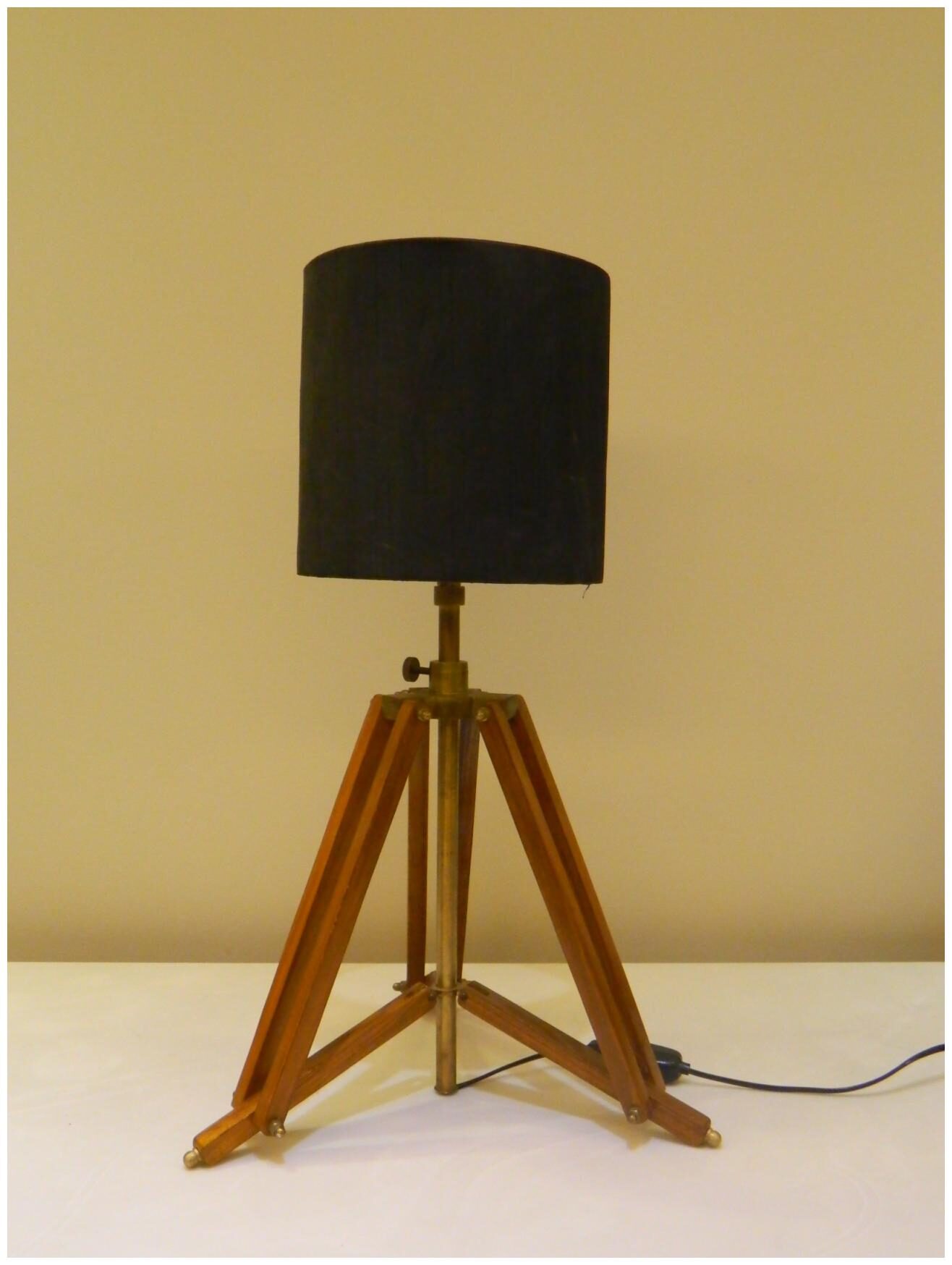 

Tucasa Brown Mango Wood Tripod Table Lamp With Blk Drum Shade