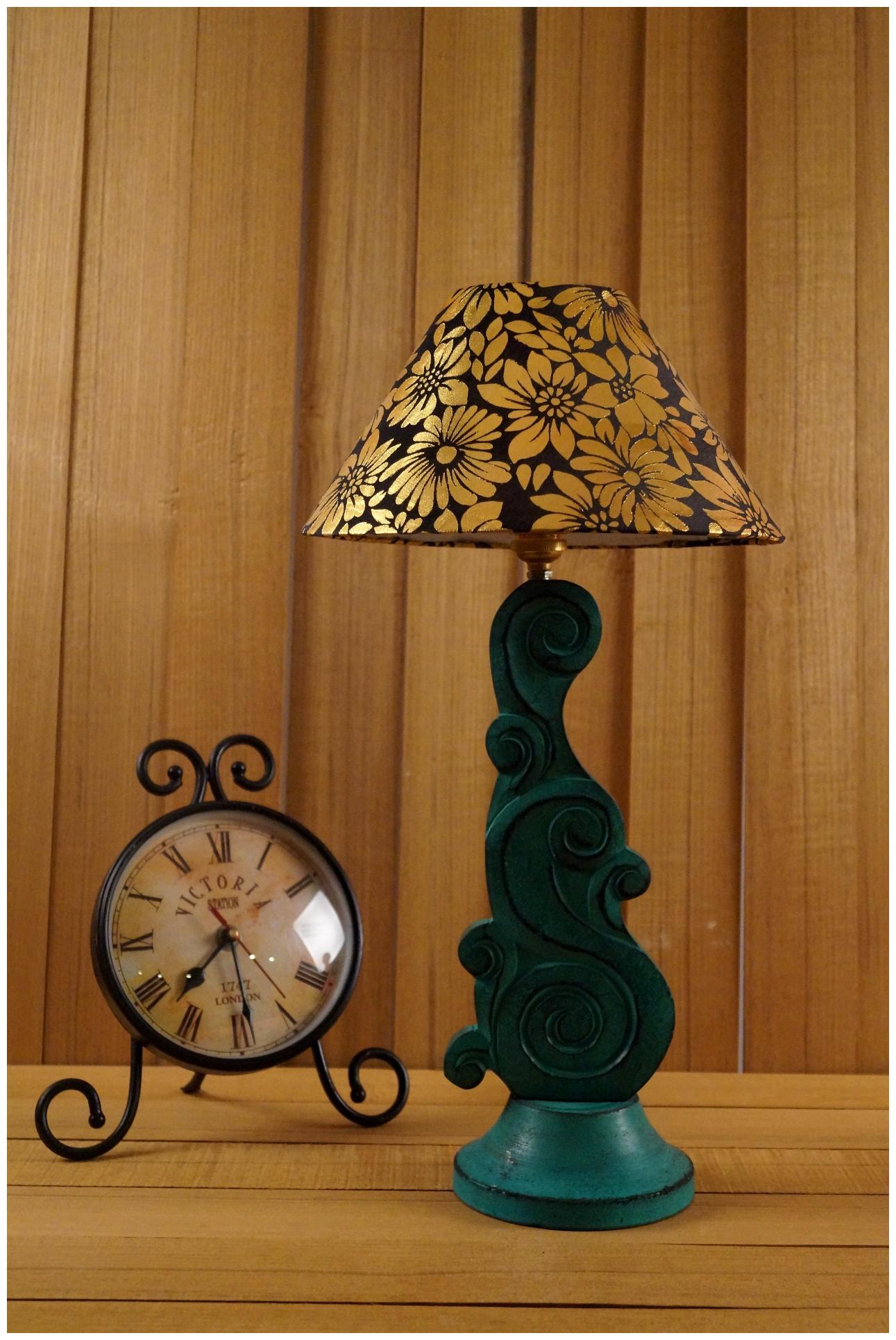 

Tucasa Green Carving Table Lamp With 10 Pyramid Shade Color---Golden Flower