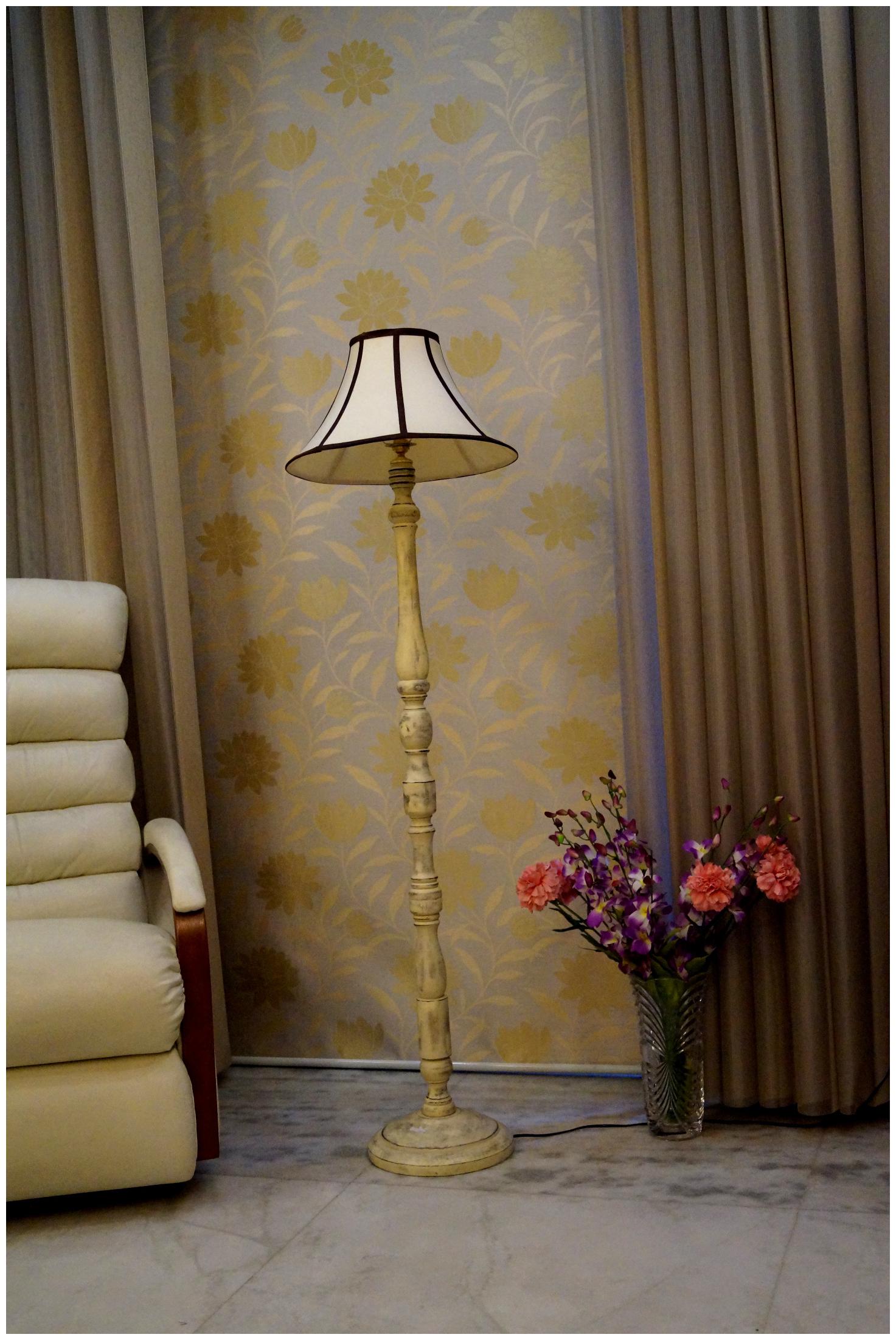 

Tucasa Wood Floor Lamp With Shade (Set of 1)