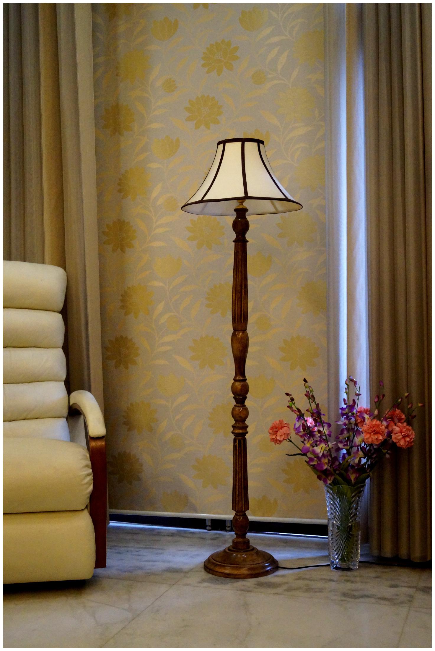 

Tucasa Wood Floor Lamp With Shade (Set of 1)