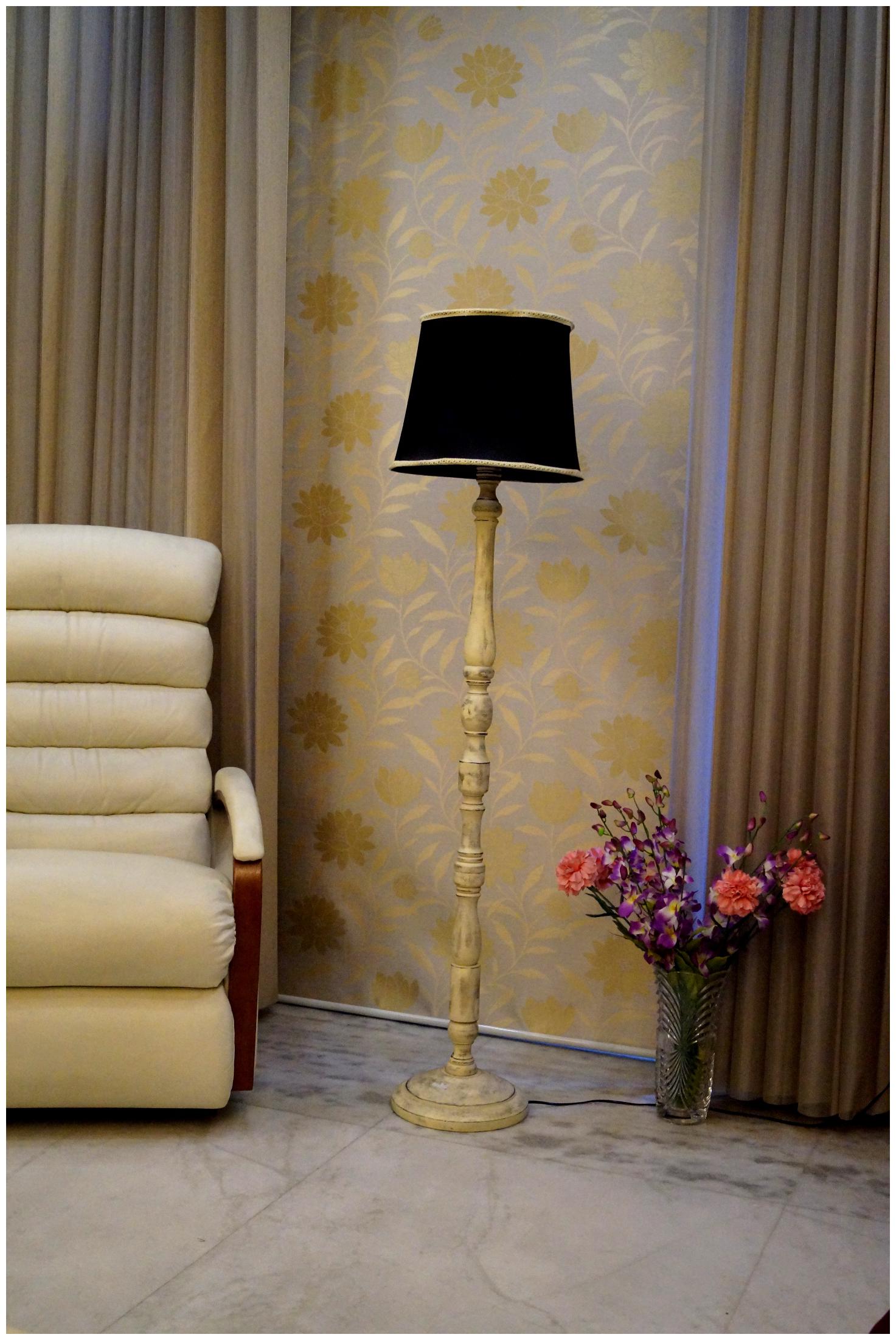 

Tucasa Wood Floor Lamp With Shade (Set of 1)