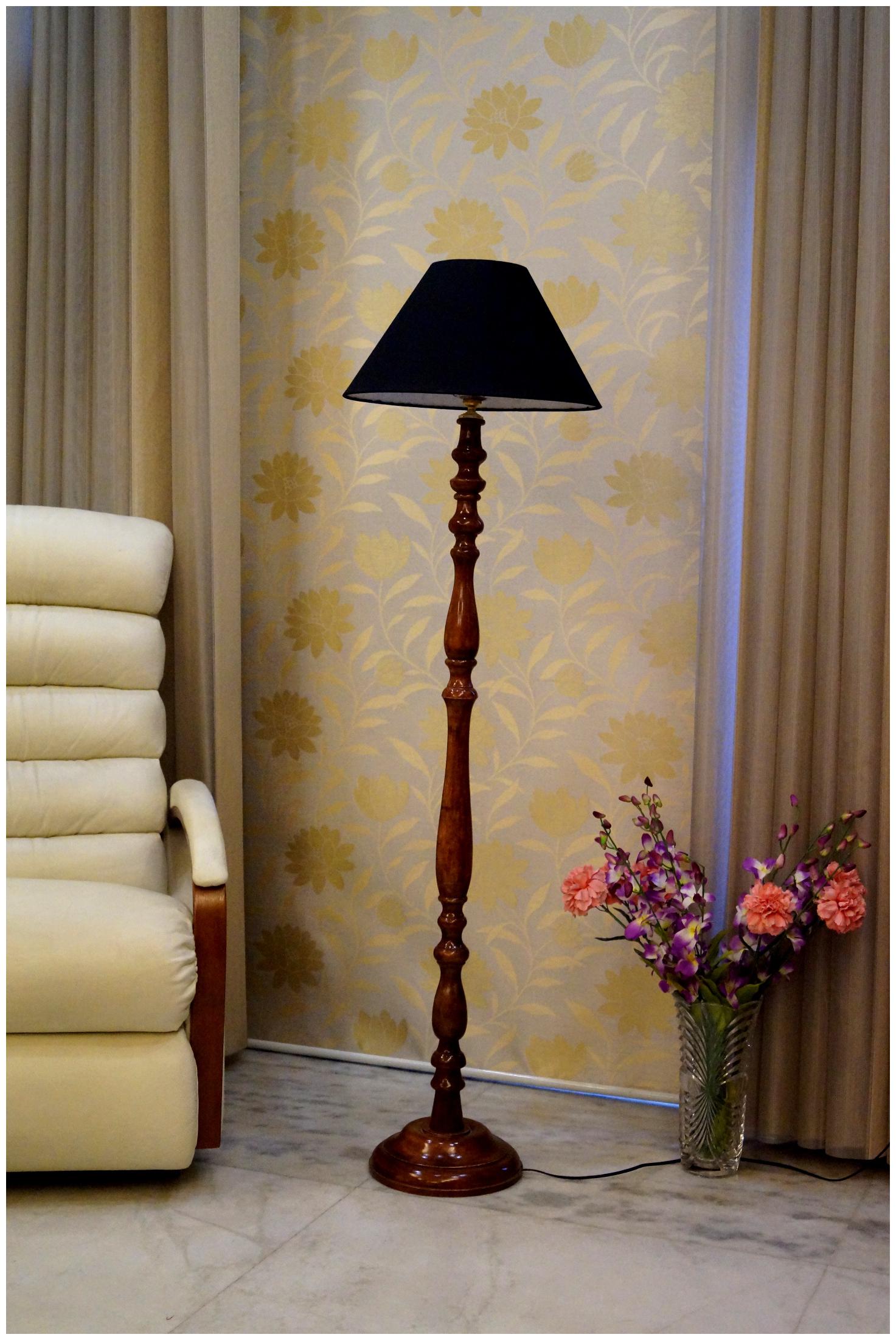 

Tucasa Wood Floor Lamp With Shade (Set of 1)
