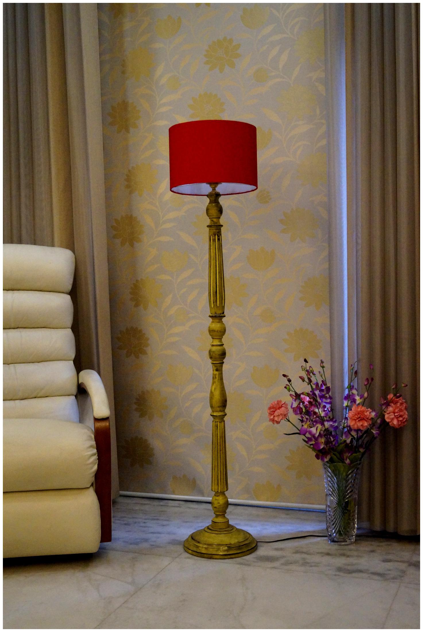 

Tucasa Wood Floor Lamp With Shade (Set of 1)