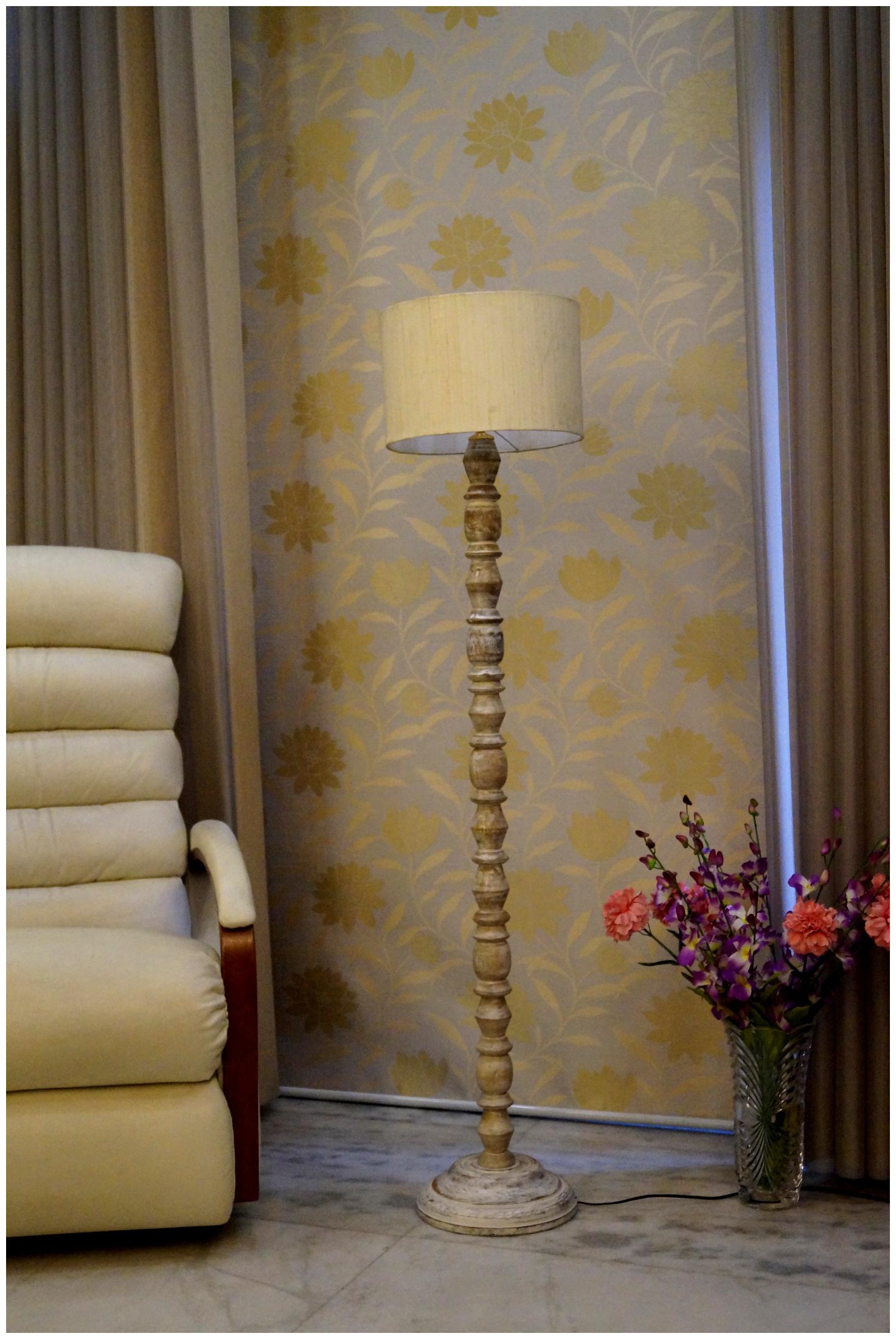 

Tucasa Wood Floor Lamp With Shade (Set of 1)