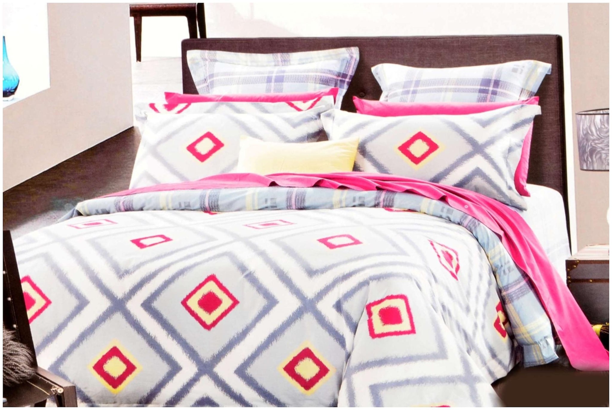 

Valtellina Cotton Abstract King Size Bedsheet 104 TC ( 1 Bedsheet With 2 Pillow Covers Multi )