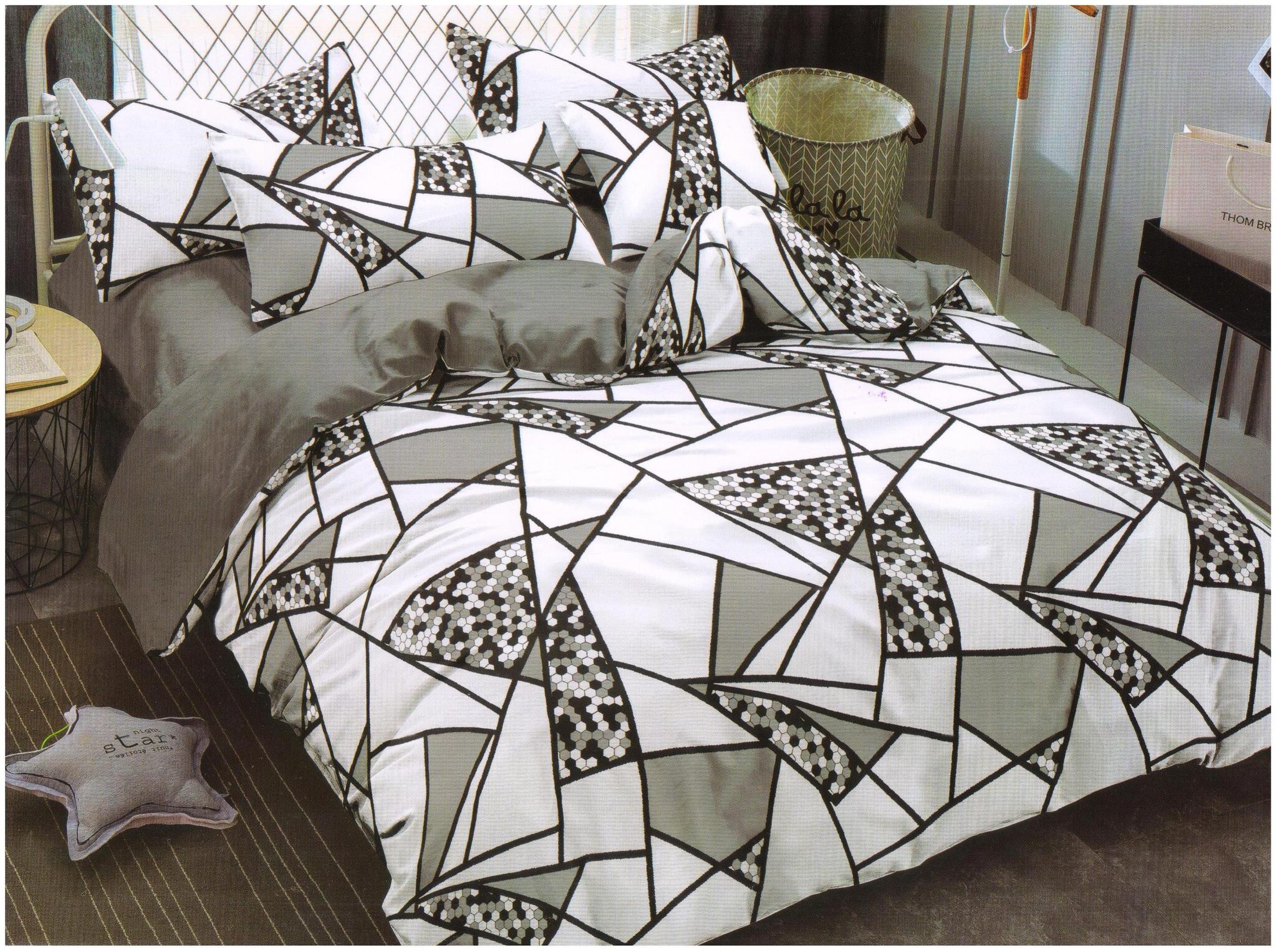 

Valtellina Cotton Printed Double Size Bedsheet 140 TC ( 1 Bedsheet With 2 Pillow Covers Black )
