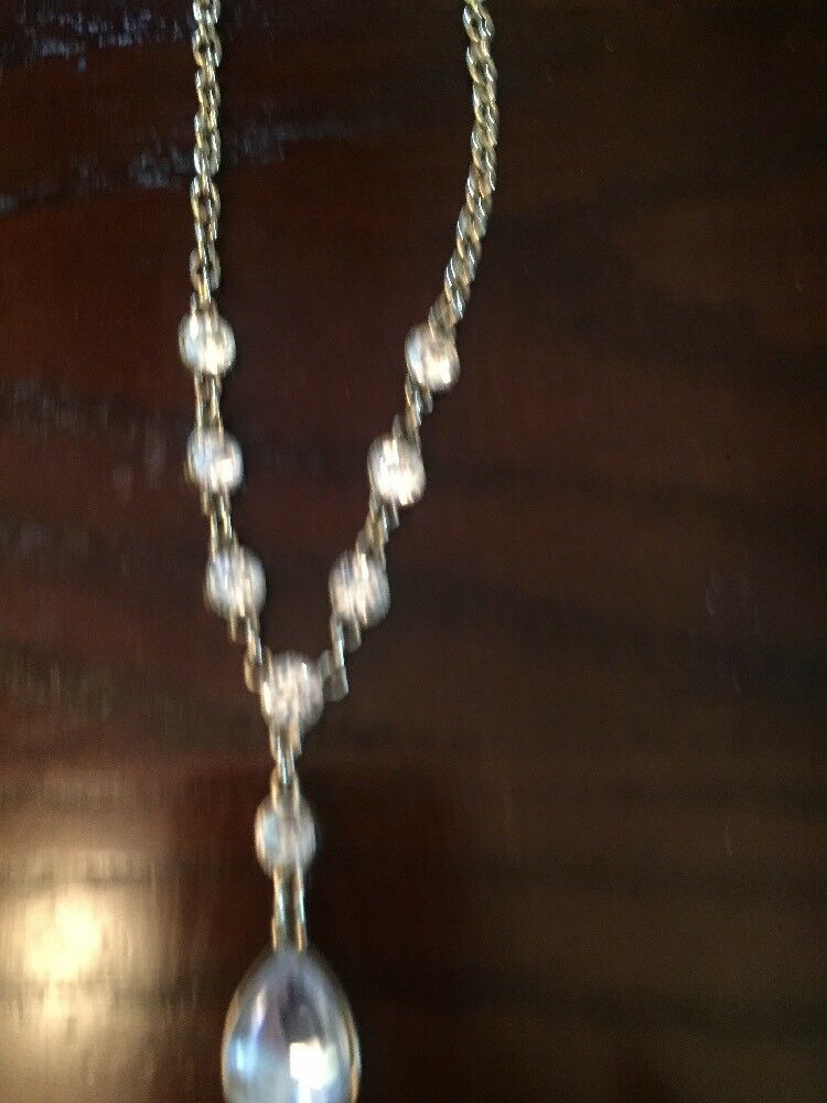 

1928 White Stone Adjustable Necklace Drop