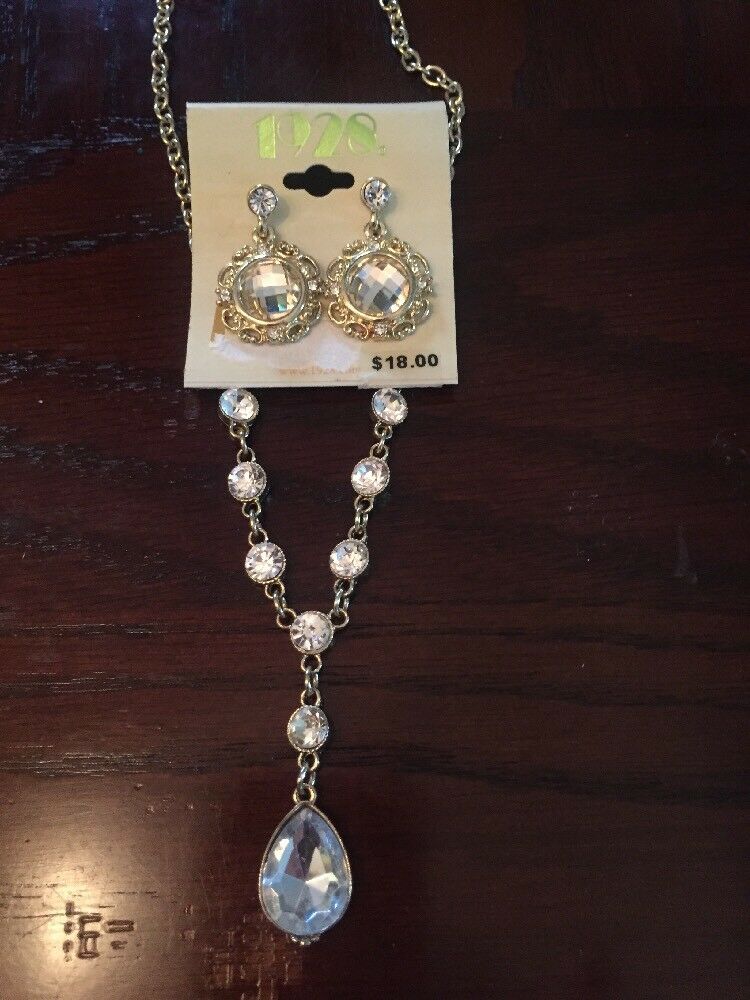 

1928 White Square Necklace Set