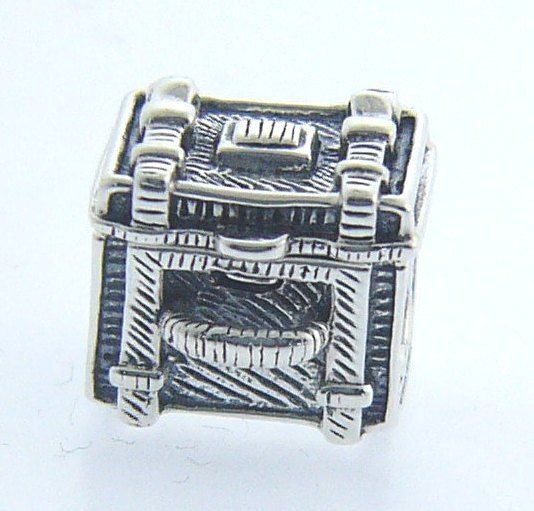 

2010-3237 CHAMILIA STERLING SILVER STEAMER TRUNK CHARM NEW RETIRED RARE