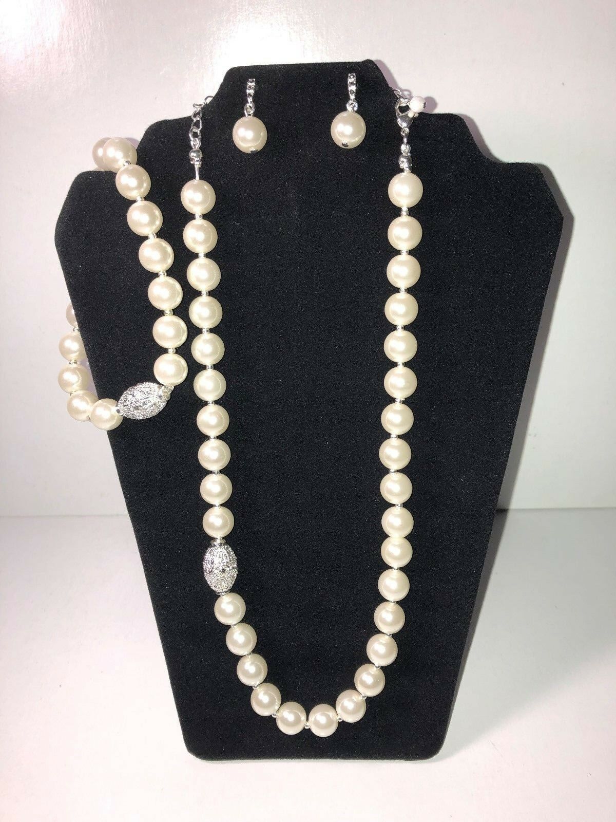 

Avon Pearly Perfection 3 Piece Set Ivory