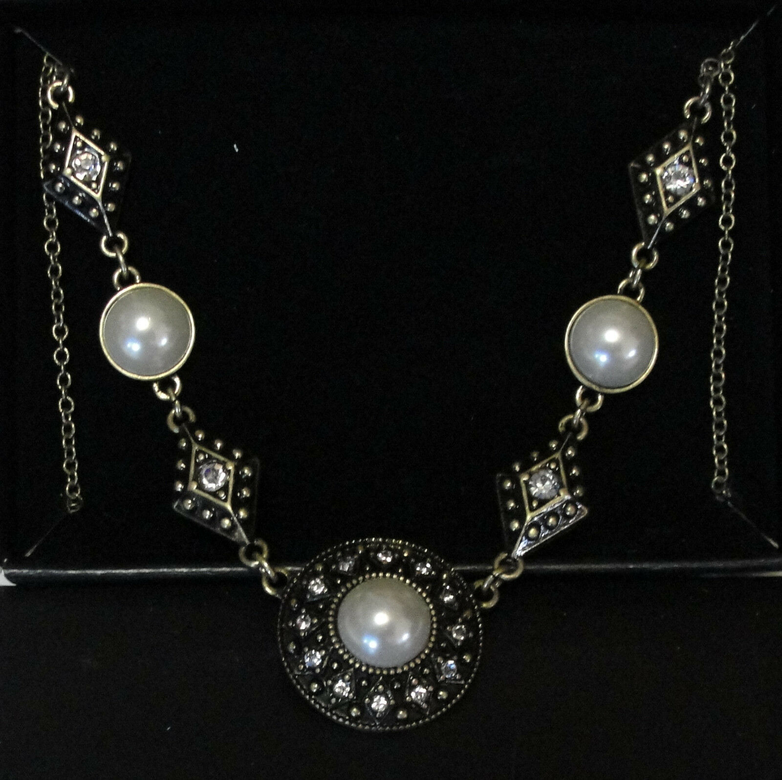 

Avon Vintage Style Pearlesque Necklace