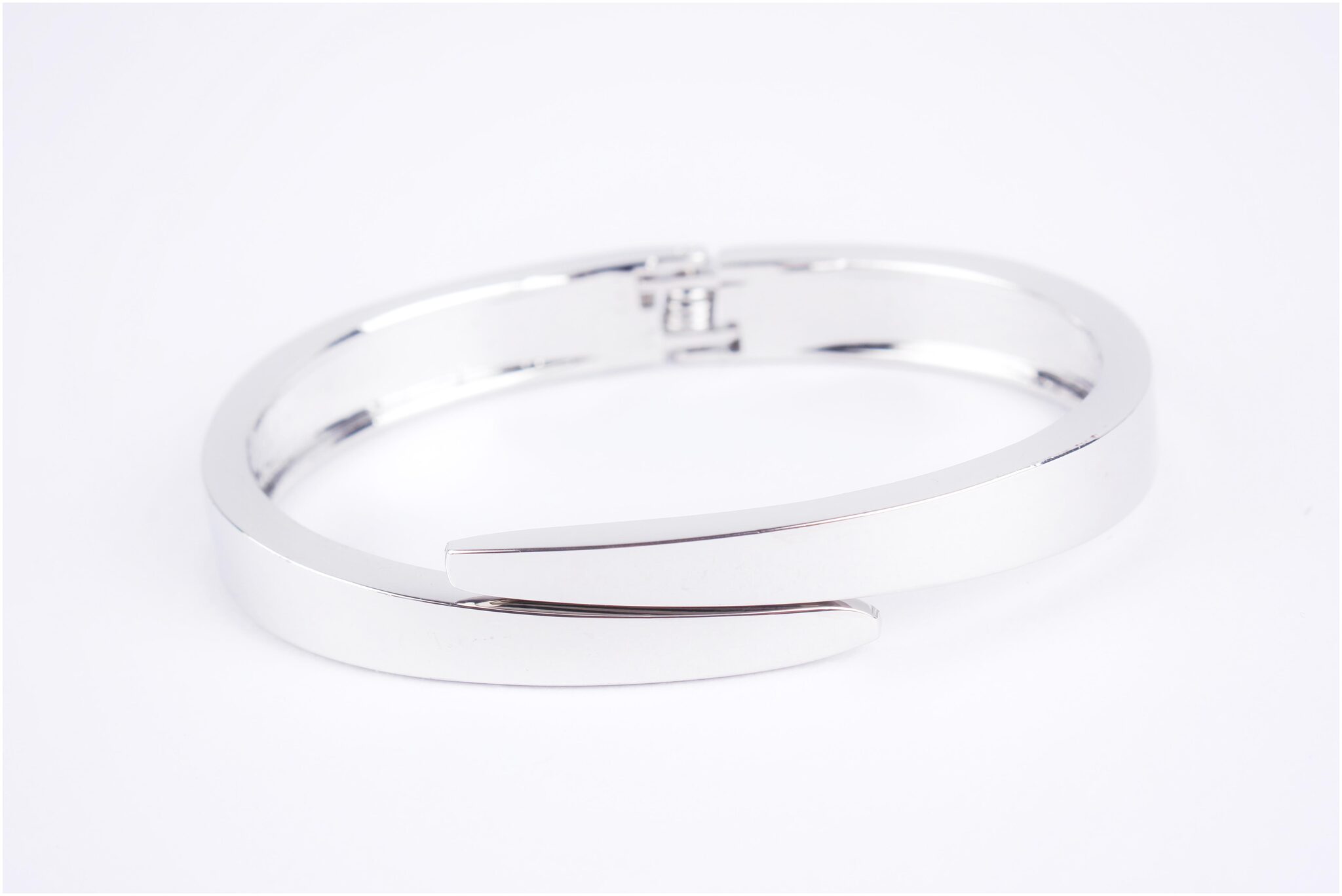 

Belleziya Stylish Sleek Wristband Silver Finish Fashion Jewelry For Casual And Formal Wear For Women Girls