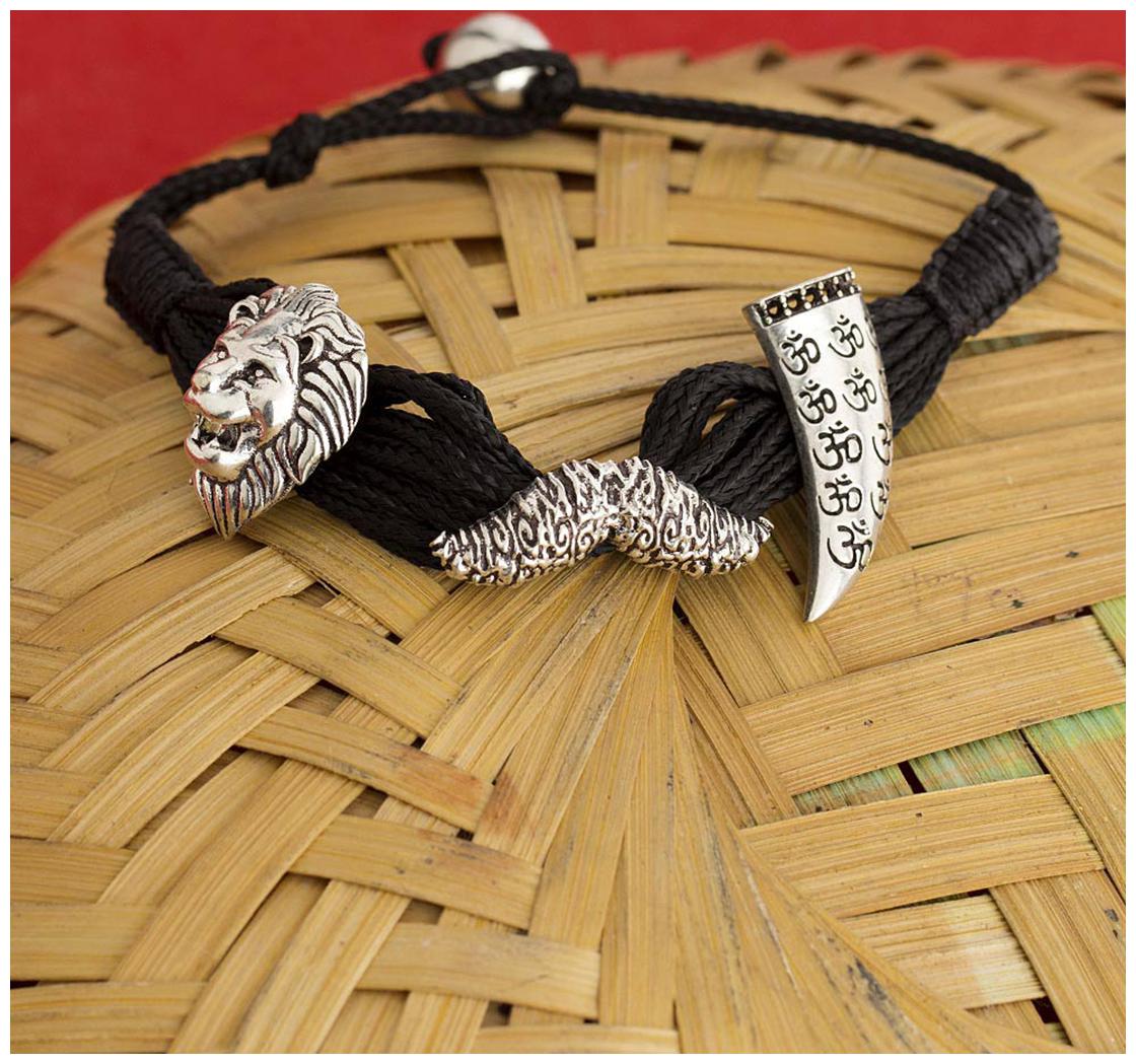 

Dare by Voylla Edgy Maharaja Thread Bracelet