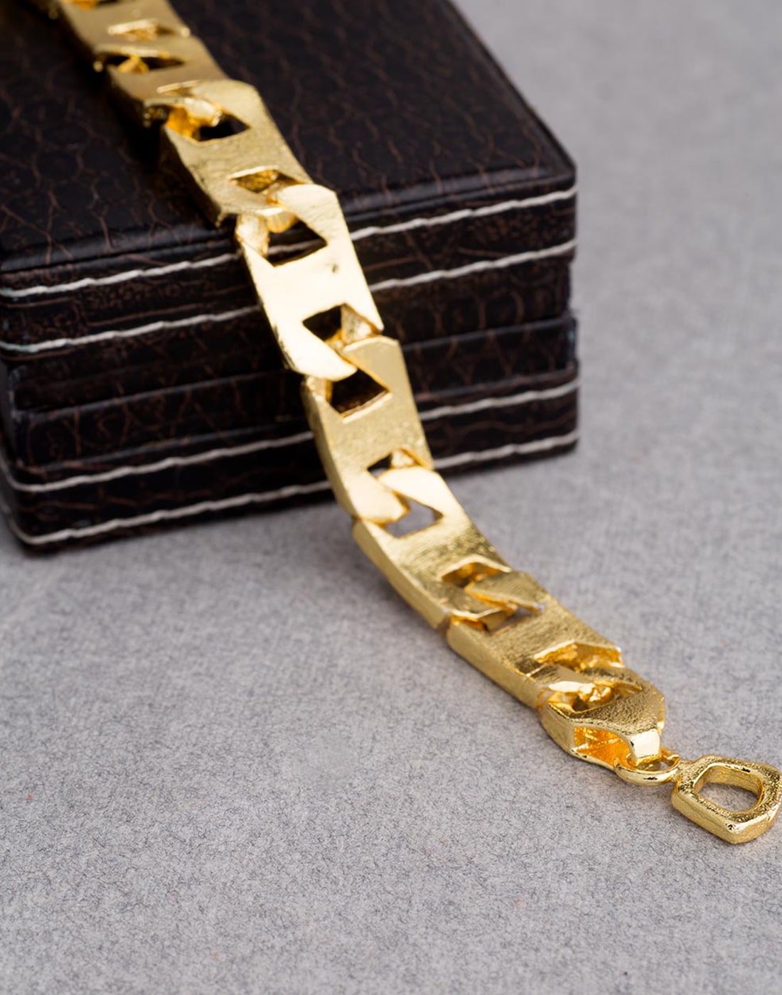 https://assetscdn1.paytm.com/images/catalog/product/J/JE/JEWDARE-MACHO-MVOYL163A61331A2/3.jpg